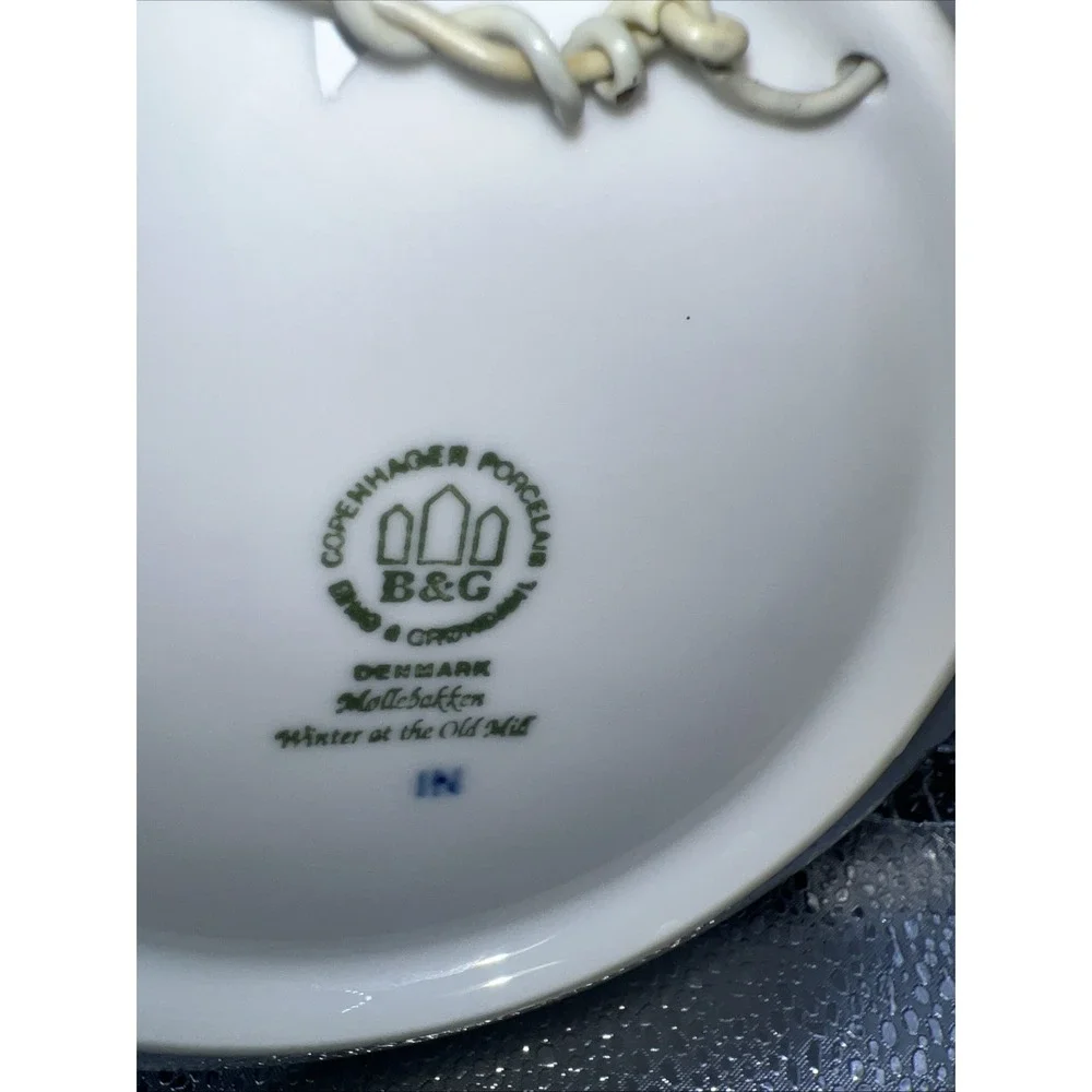 1966 Royal Copenhagen Collector's Christmas Plate‎ – Home for Christmas